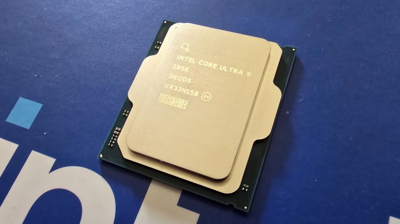 Intel Core Ultra 285K promette riduzioni del consumo tra i 30 e 150 W rispetto alla passata generazione Intel Core Ultra 285K promette riduzioni del consumo tra i 30 e 150 W rispetto alla passata generazione