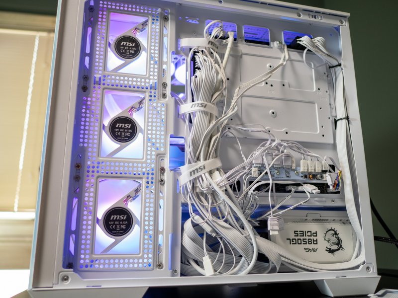 Con Project Zero i cavi vengono tutti nascosti sul retro della scheda madre