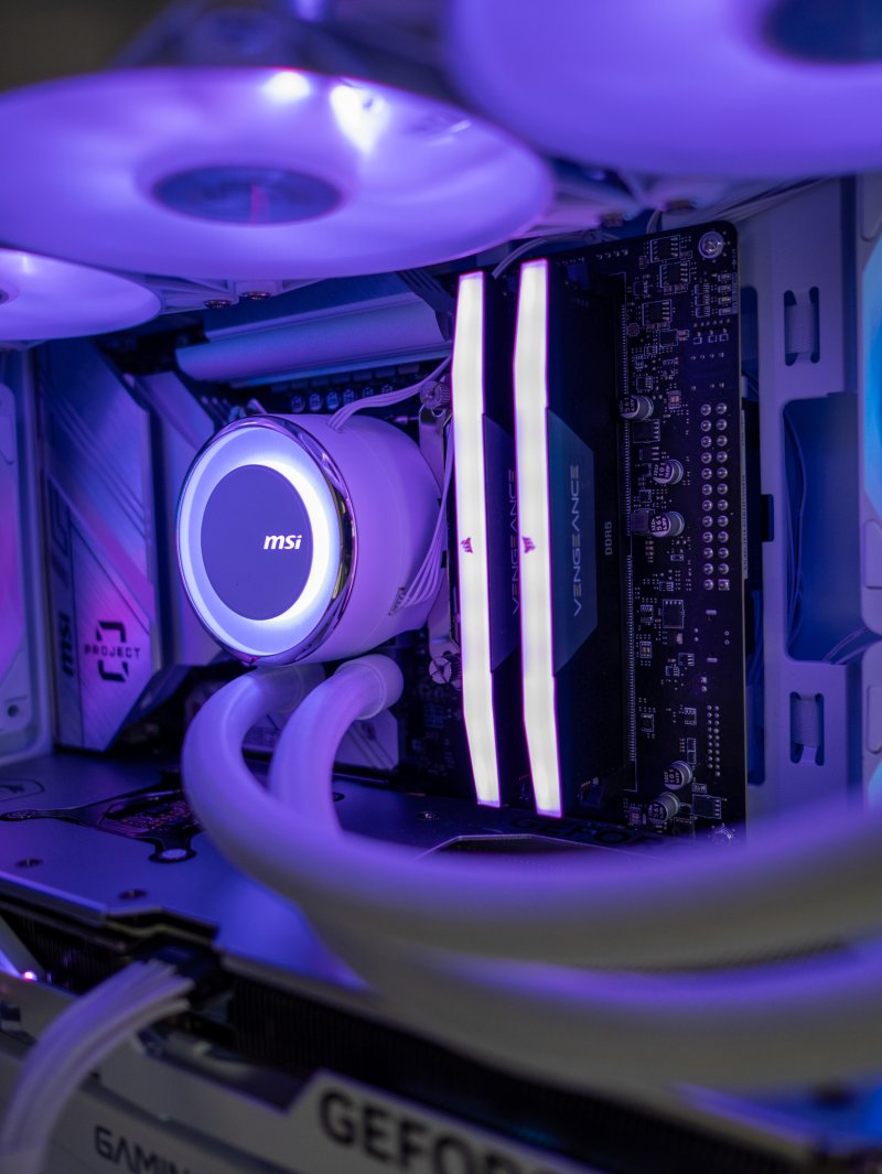 Anche dissipatore AIO e RAM hanno ovviamente luci RGB