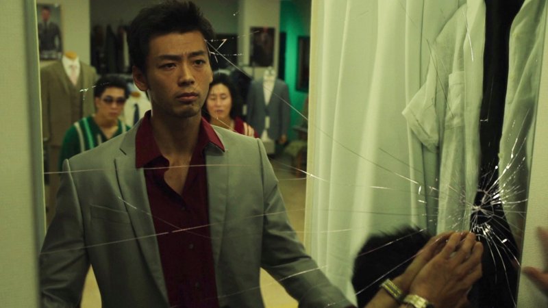 Nel 2005 il personaggio di Kiryu è più vicino a quello del videogioco, taciturno, serioso, pronto a menare le mani