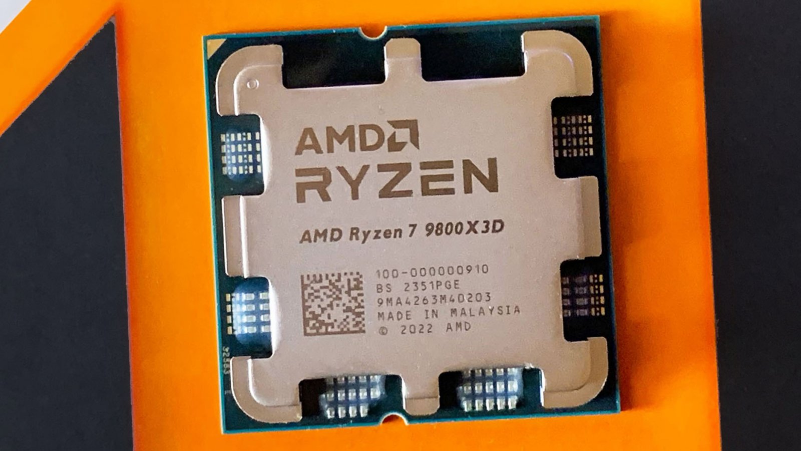 AMD Ryzen 7 9800X3D in un mockup emerso online