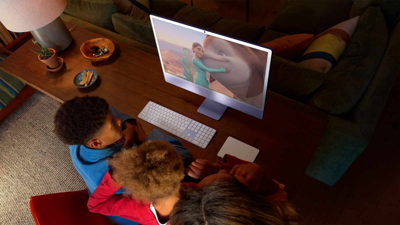 Due bambini che vedono qualcosa sull'iMac