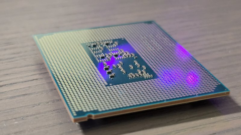 Intel Core Ultra 5 245K mantiene temperature contenute che non superano i 70 °C anche sotto stress