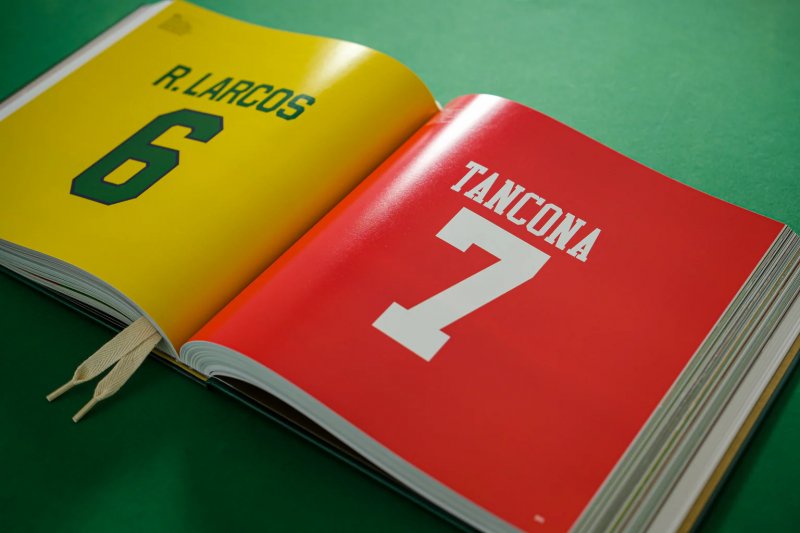 Per tutto il libro ci sono coppie di pagine in cui vengono riprodotte le maglie di giocatori celebri, passati alla storia di PES anche con i nomi storpiati (foto: Bitmap Books)