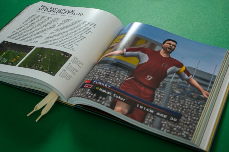 Le serie più importanti, e con le uscite più numerose, vengono riassunte per generazione: in questo caso ci si occupa della storia di PES su PlayStation 2 in un unico, lungo, momento  (foto: Bitmap Books)