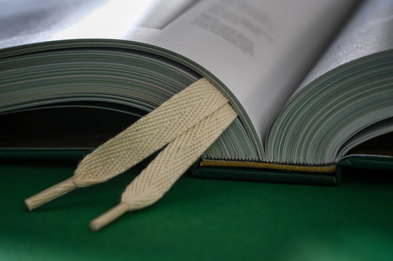 I segnalibri in dotazioni ricordano chiaramente i lacci delle scarpe da calcio. Scartata l'idea iniziale di usare dei parastinchi (foto: Bitmap Books)