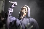 Il DLC con Ghostface di Mortal Kombat 1 ha una data di uscita, un trailer presenta il personaggio di Scream - Notizia