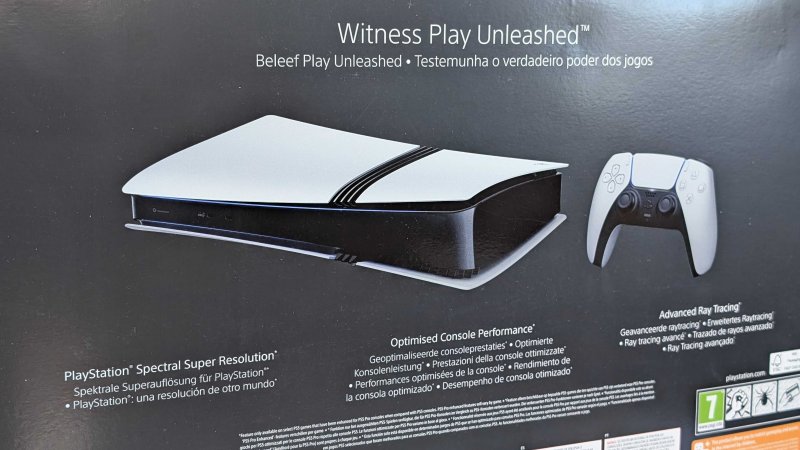 Il retro della confezione di PS5 Pro Il retro della confezione di PS5 Pro