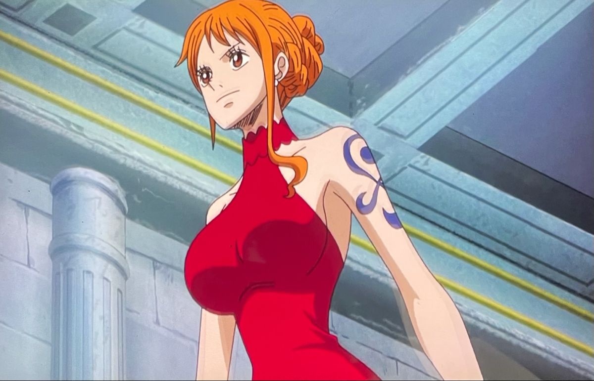 Nami da One Piece con un vestito rosso