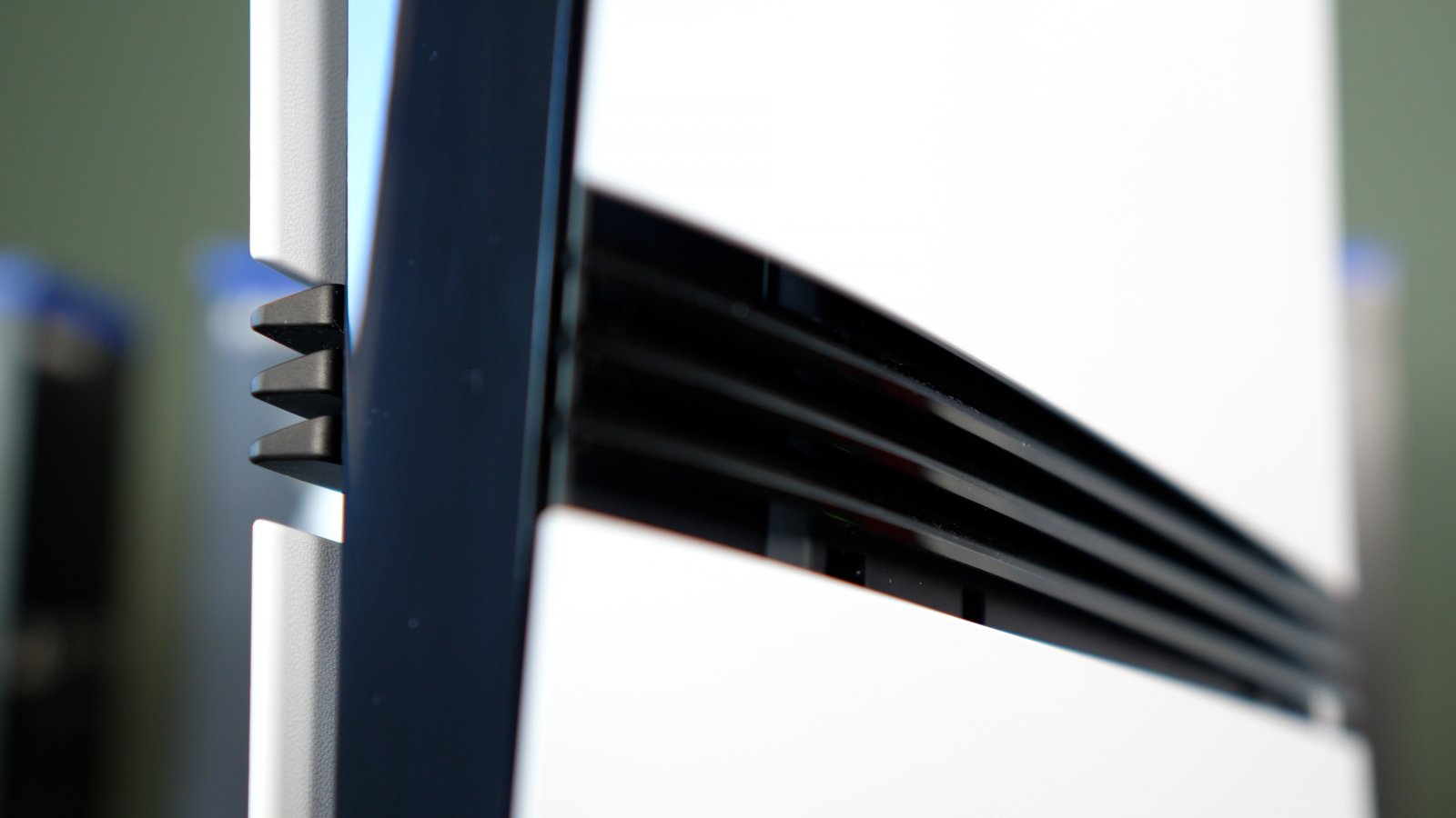 Le scalanature sulla scocca di PS5 Pro