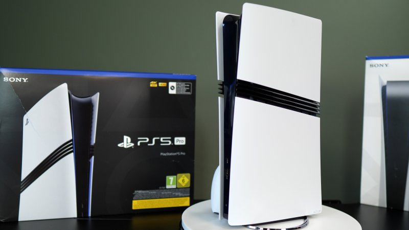 PS5 Pro con la confezione distribuita in Italia