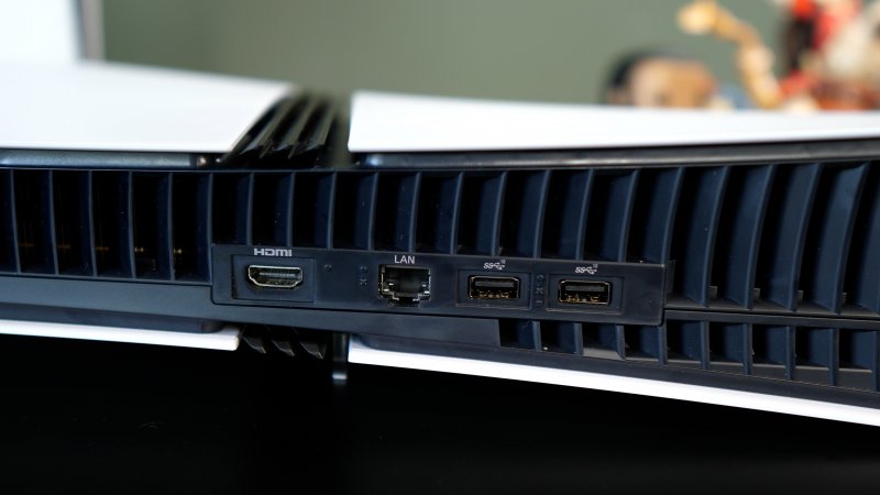 Le porte posteriori di PS5 Pro sono le stesse di PS5 Slim