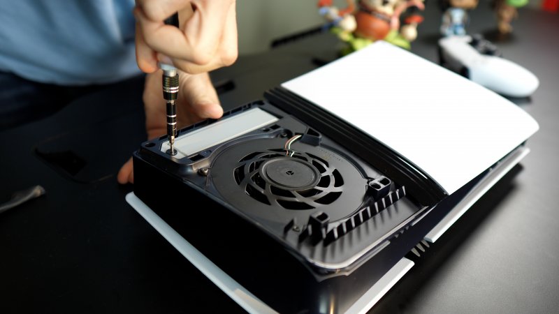 Ancora una volta la dissipazione attiva della macchina è affidata ad una singola ventola passante