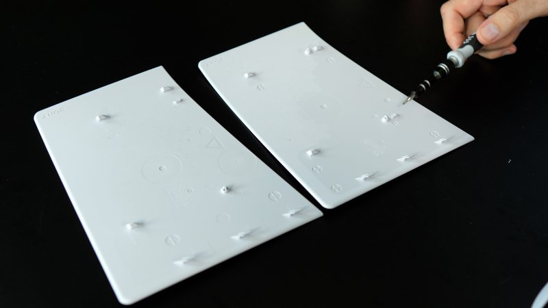 Le vele superiori a confronto: a sinistra quella di PS5 Slim, a destra quella della Pro