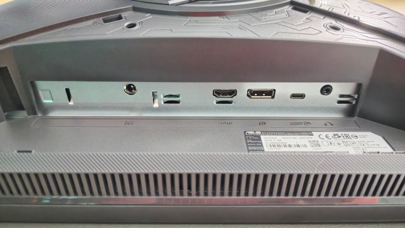 Le porte dell'ASUS ROG Strix XG27UCG sono quelle essenziali