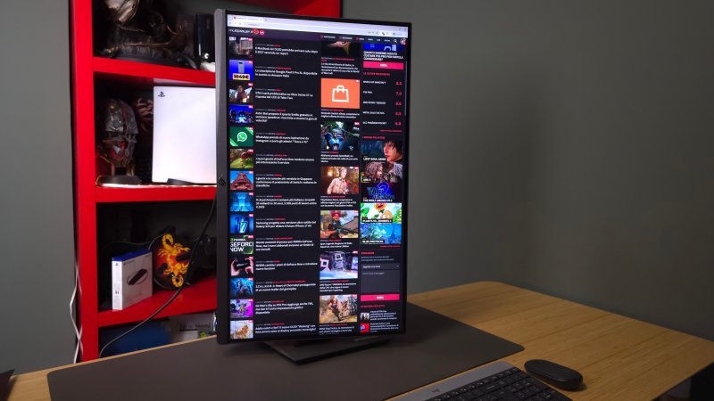 Le molte regolazioni dello stand consentono l'uso in verticale, ma la gestione dei cavi risente del posizionamento del foro nello stand