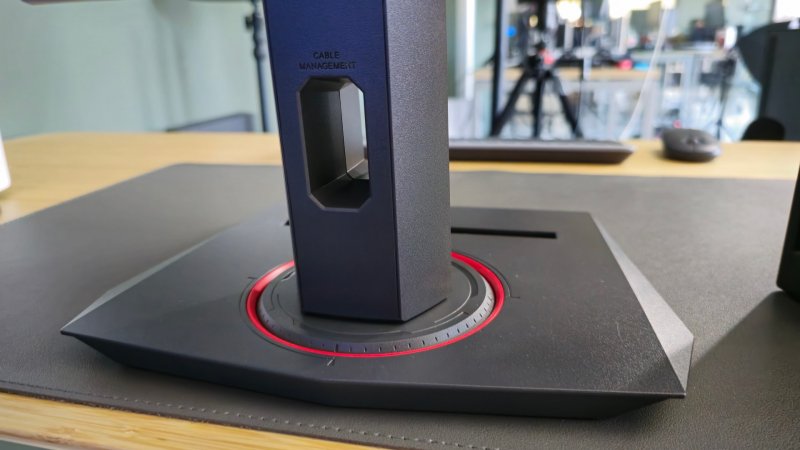 Il foro per la gestione dei cavi nello stand