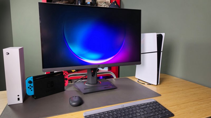 L'ASUS ROG Strix XG27UCG si adatta bene a qualsiasi postazione da gaming, ma potete collegare solo una console per volta se non avete qualche adattatore