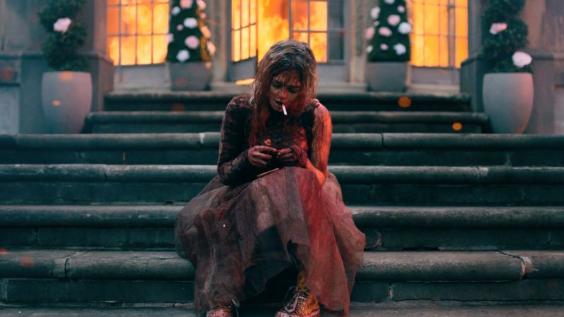 Grace fuma una sigaretta dopo una serata decisamente movimentata