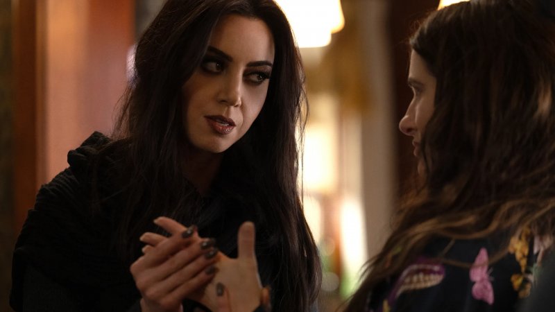 Aubrey Plaza interpreta Rio Vidal, una strega misteriosa con un'identità segreta Aubrey Plaza interpreta Rio Vidal, una strega misteriosa con un'identità segreta