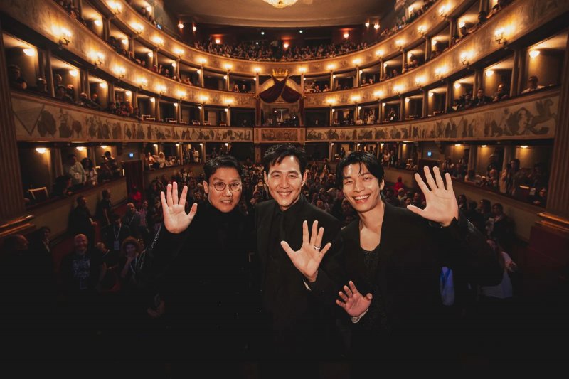 I membri del cast di Quid Game 2 e il regista sul palco del Teatro del Giglio a Lucca