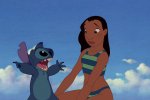 Una immagine del live action di Lilo & Stitch ci permette di vedere l'alieno blu in una scena del film Disney - Notizia