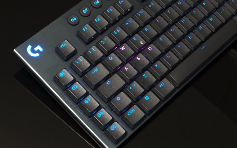 La Logitech G915 X con illuminazione accesa La Logitech G915 X con illuminazione accesa