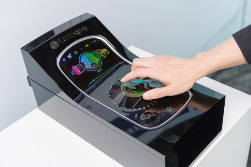 Il display elastico può essere integrato negli elettrodomestici per far apparire tasti fisici solo quando servono Il display elastico può essere integrato negli elettrodomestici per far apparire tasti fisici solo quando servono