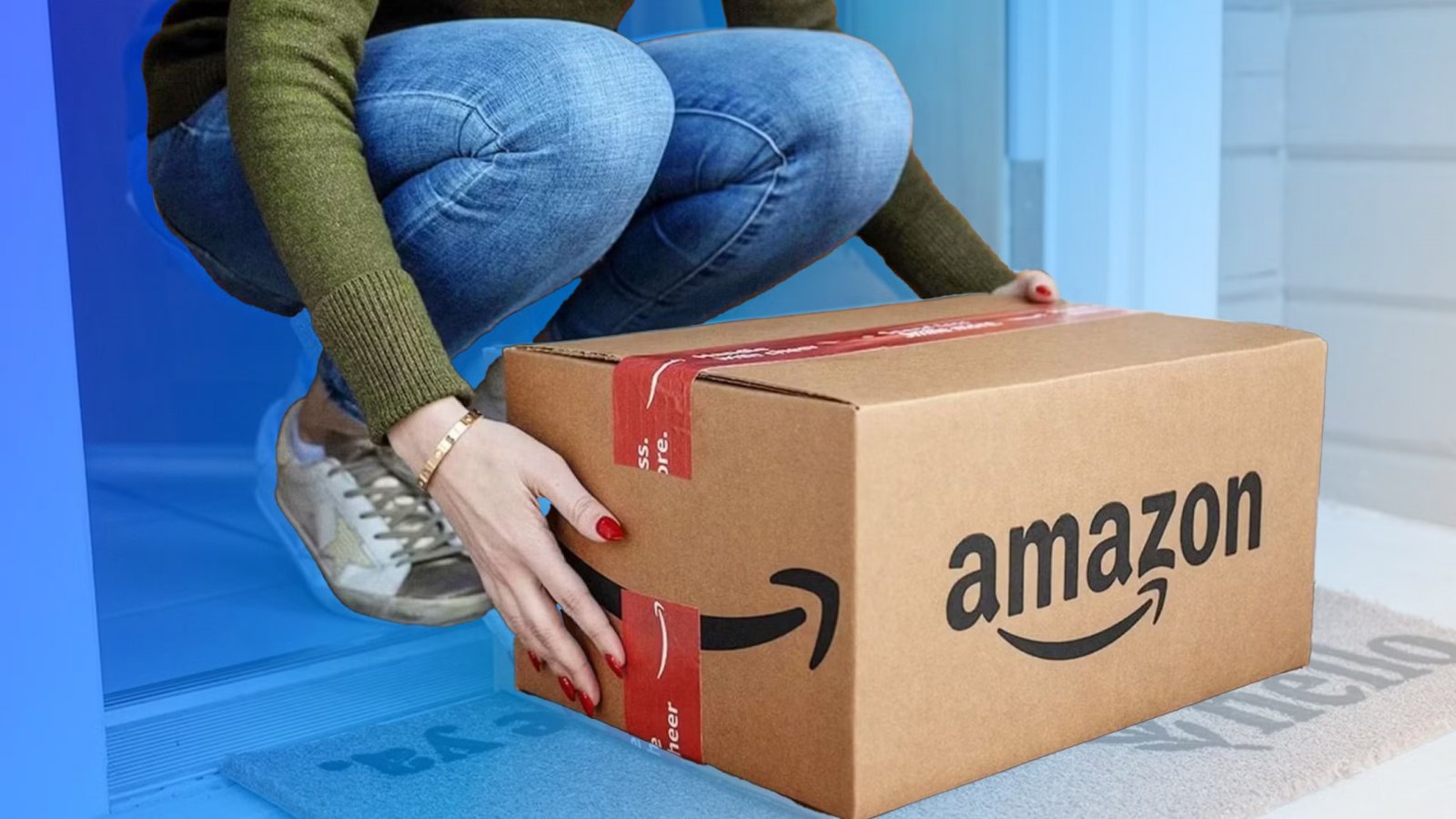 una persona piegata sulle ginocchia che raccoglie un pacco di amazon