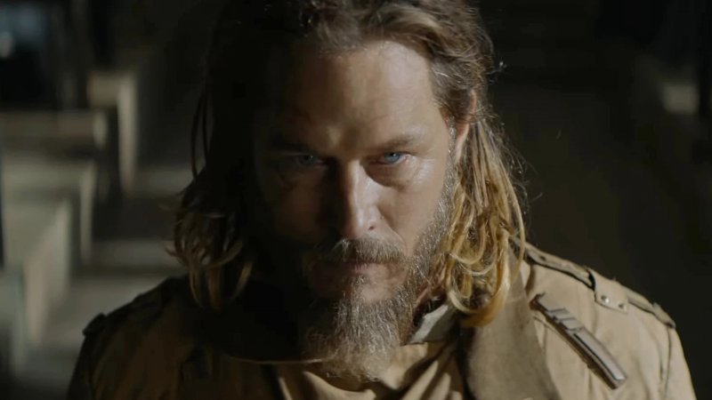 Il Desmond Hart di Travis Fimmel ricorderà più di una volta Ragnarr Loðbrók di Vikings