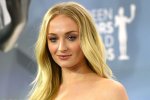 Sophie Turner racconta come si è allenata per il ruolo di Lara Croft: sta anche giocando ai Tomb Raider - Notizia