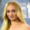 Sophie Turner racconta come si è allenata per il ruolo di Lara Croft: sta anche giocando ai Tomb Raider