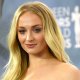 Sophie Turner racconta come si è allenata per il ruolo di Lara Croft: sta anche giocando ai Tomb Raider