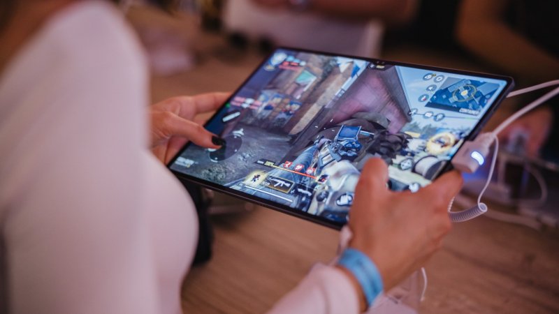Una giocatrice su tablet Una giocatrice su tablet
