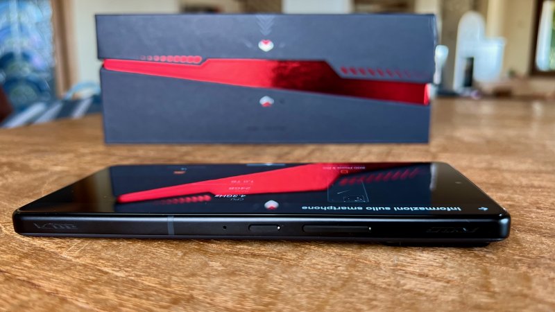 Sul lato destro di ROG Phone 9 Pro trovano spazio gli immancabili AirTrigger