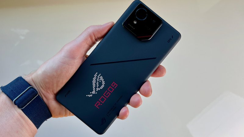 Il design di ROG Phone 9 Pro cambia solo per qualche dettaglio rispetto al precedente