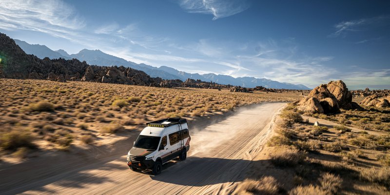 Starlink Mini in uso su un mezzo in movimento.