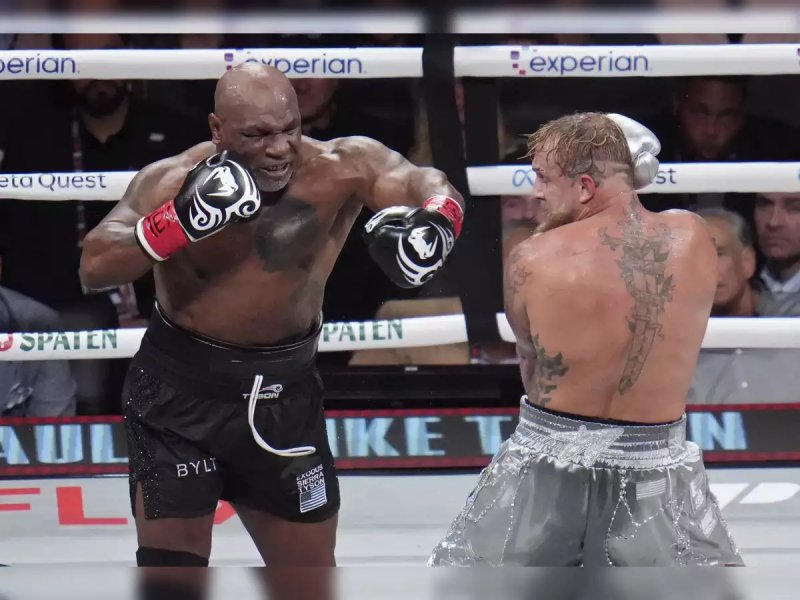 Jake Paul e Mike Tyson che lottano sul ring