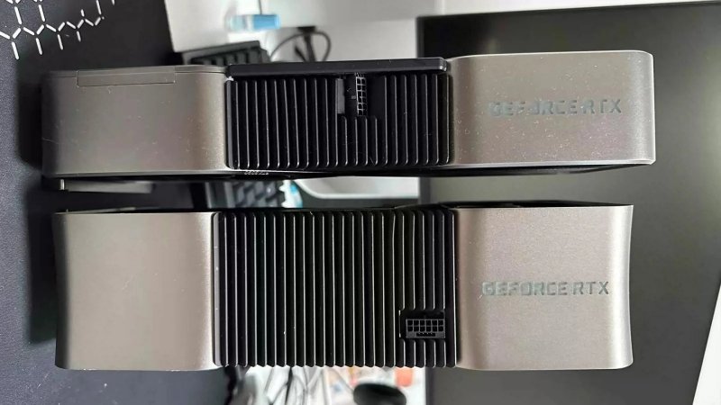 L'ipotetico design a 4 slot per NVIDIA GeForce RTX 5090 FE e una GPU di precedente generazione.