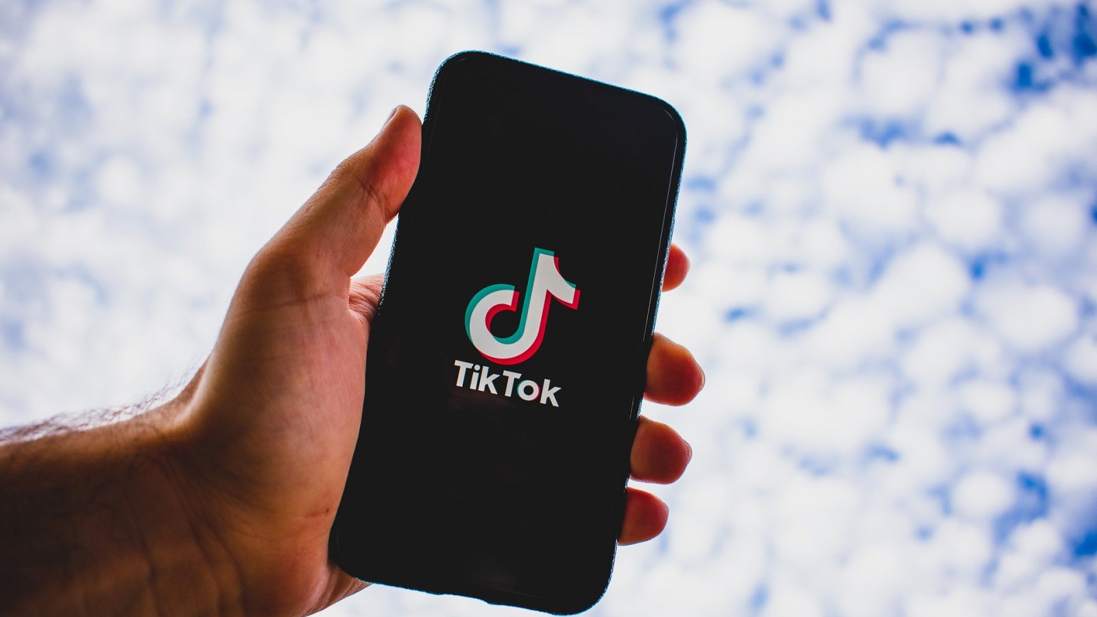 Un telefono con TikTok