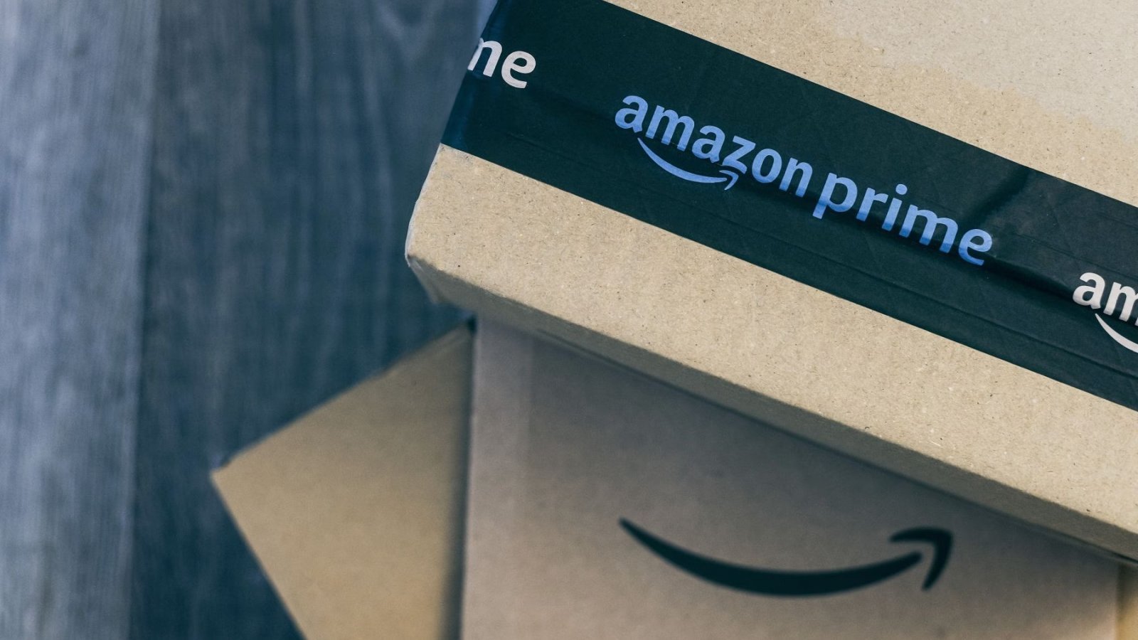 della scatole di amazon con la scritta Amazon Prime