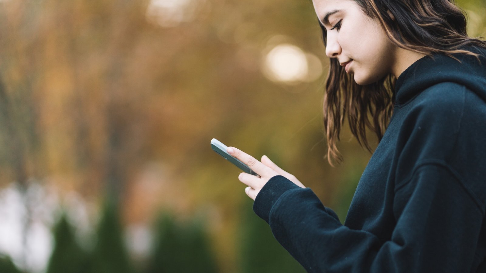 Una ragazza con uno smartphone