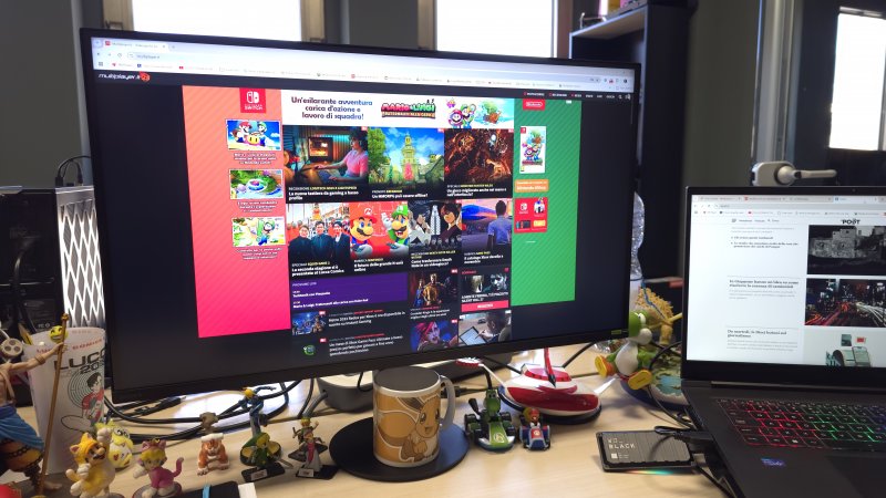 Il monitor Sony INZONE M9 II collegato a un PC portatile Il monitor Sony INZONE M9 II collegato a un PC portatile