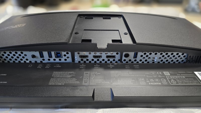 Sul retro del monitor INZONE M9 II ci sono tutti gli ingressi essenziali per collegare un PC e due console Sul retro del monitor INZONE M9 II ci sono tutti gli ingressi essenziali per collegare un PC e due console