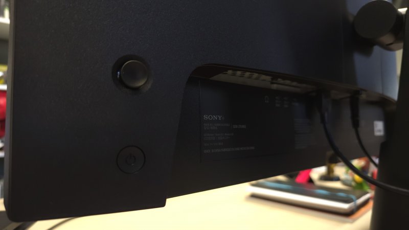 Il joystick di navigazione e il tasto di accensione sono sul retro Il joystick di navigazione e il tasto di accensione sono sul retro