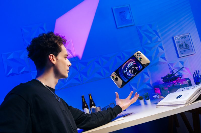 MSI Claw 8 AI+ vuole ispirare 'meraviglia' anche nelle immagini ufficiali, con risultati però da rivedere