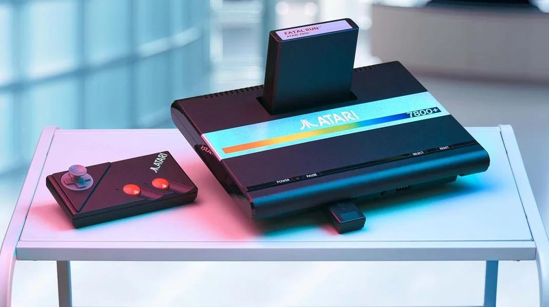 L'Atari 7800+ in foto con un controller wireless CX78+