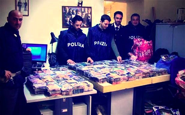Un'operazione di polizia con sequestro di giochi e film piratati Un'operazione di polizia con sequestro di giochi e film piratati