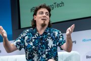 Palmer Luckey cerca fondi per riportare in vita le console degli anni '90: vuole un miliardo per ModRetro