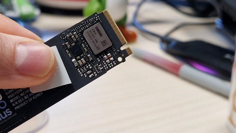 Un dettaglio del controller Samsung Piccolo del 990 Evo Plus Un dettaglio del controller Samsung Piccolo del 990 Evo Plus